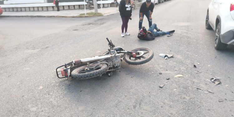 Automovilista ebrio embiste a motociclista en el crucero 6 y Berriozábal