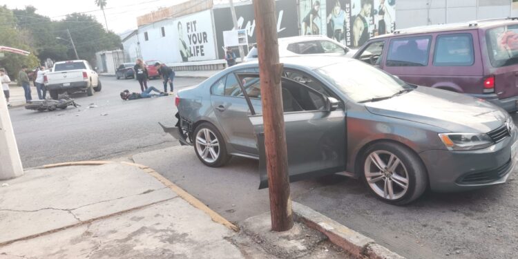 Automovilista ebrio embiste a motociclista en el crucero 6 y Berriozábal