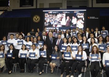 Entrega UAT becas a sus estudiantes de excelencia