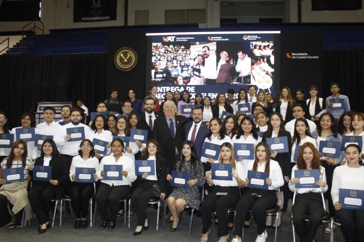 Entrega UAT becas a sus estudiantes de excelencia
