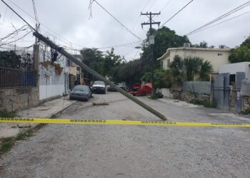 Roba auto en Centro Universitario, choca en la persecución y logra escapar corriendo