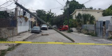 Roba auto en Centro Universitario, choca en la persecución y logra escapar corriendo