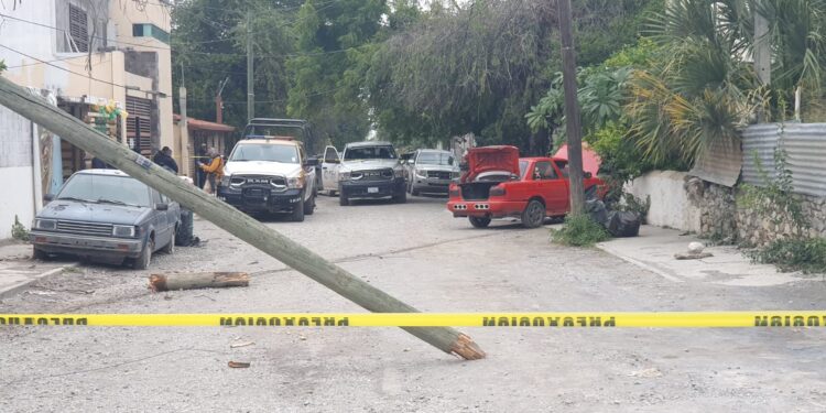 Roba auto en Centro Universitario, choca en la persecución y logra escapar corriendo
