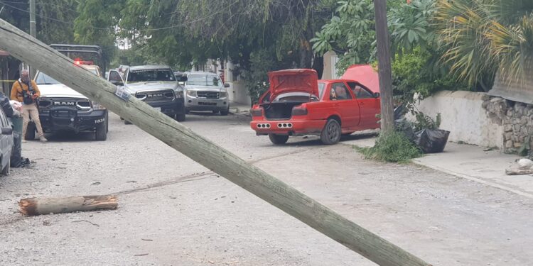 Roba auto en Centro Universitario, choca en la persecución y logra escapar corriendo