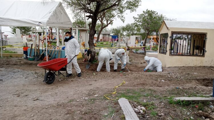 Exhuman cadáveres de fosa común en Reynosa para pruebas periciales