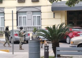 Retiran militares artefactos “explosivos” de jardinera del Casino Victorense, frente al Palacio de Gobierno