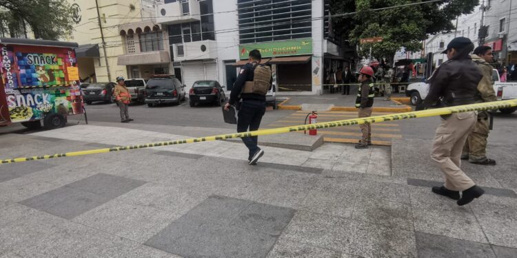 Retiran militares artefactos “explosivos” de jardinera del Casino Victorense, frente al Palacio de Gobierno