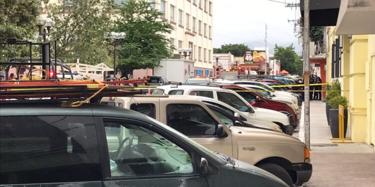 Retiran militares artefactos “explosivos” de jardinera del Casino Victorense, frente al Palacio de Gobierno