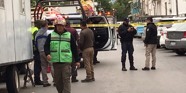 Retiran militares artefactos “explosivos” de jardinera del Casino Victorense, frente al Palacio de Gobierno