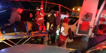 Familia herida al chocar miniauto contra tren carguero en Victoria; padre pierde brazo