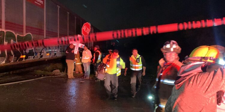 Familia herida al chocar miniauto contra tren carguero en Victoria; padre pierde brazo