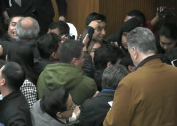 Irrumpen “simpatizantes” de MC en Congreso de Nuevo León al grito de “vendidos”