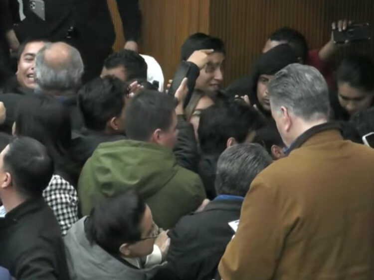 Irrumpen “simpatizantes” de MC en Congreso de Nuevo León al grito de “vendidos”