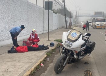 Microbús embiste a motociclistas frente a la Central Camionera.