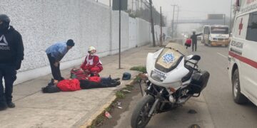 Microbús embiste a motociclistas frente a la Central Camionera.