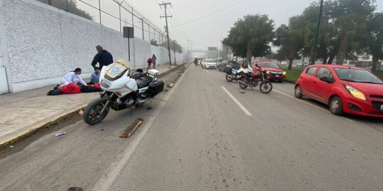 Microbús embiste a motociclistas frente a la Central Camionera.