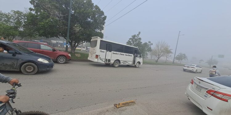 Microbús embiste a motociclistas frente a la Central Camionera.
