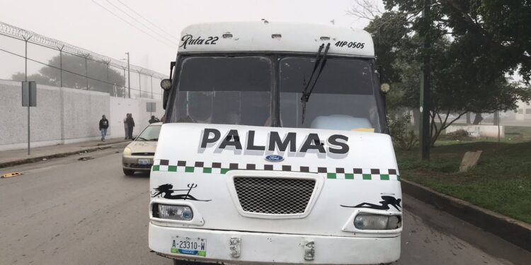 Microbús embiste a motociclistas frente a la Central Camionera.
