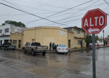 Destroza auto con su camioneta