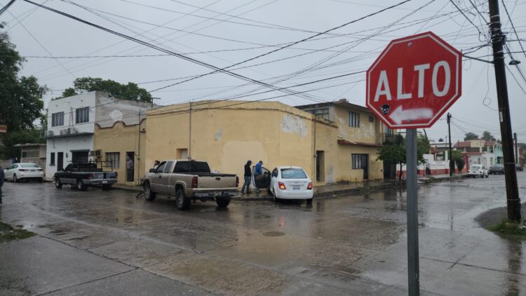 Destroza auto con su camioneta