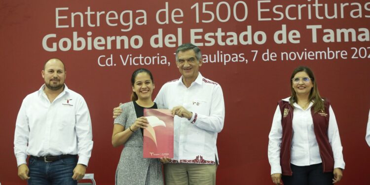 Entrega gobernador escrituras a 1,500 familias