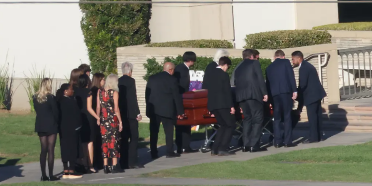 Elenco de “Friends” da último adiós a Matthew Perry en su funeral