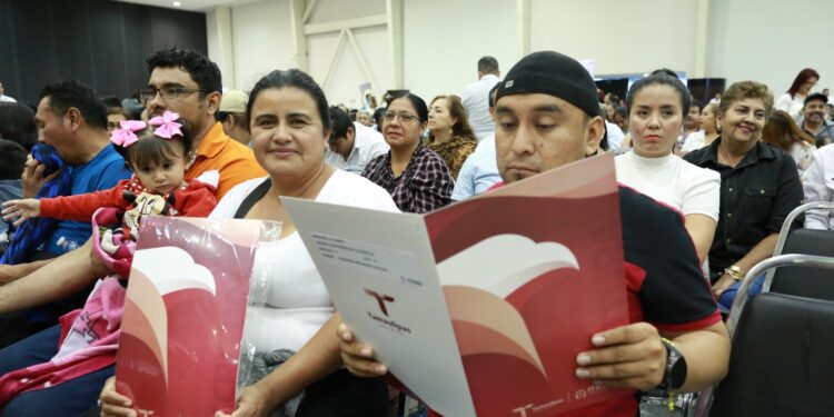Entrega gobernador escrituras a 1,500 familias