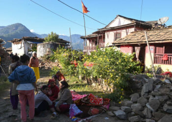 Suman 143 muertos tras sismo de magnitud 5.6 en Nepal