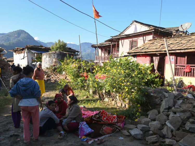 Suman 143 muertos tras sismo de magnitud 5.6 en Nepal