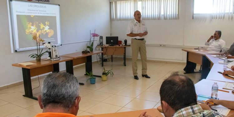 Promueve UAT el cultivo y conservación de orquídeas