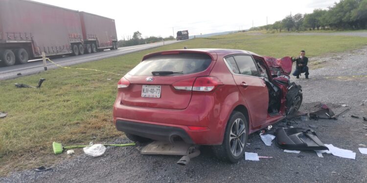 Muerte en la carretera: trailer choca contra camioneta