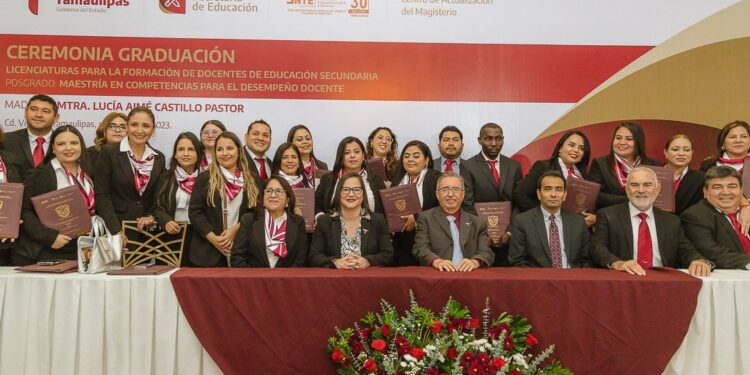 Egresan licenciados y másteres del Centro de Actualización del Magisterio en Tamaulipas