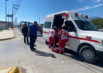 Se lesiona empleada al caer de motoneta