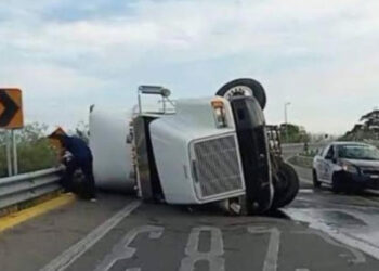 Rachas de viento, similares a las de un huracán, vuelcan tráileres en Oaxaca
