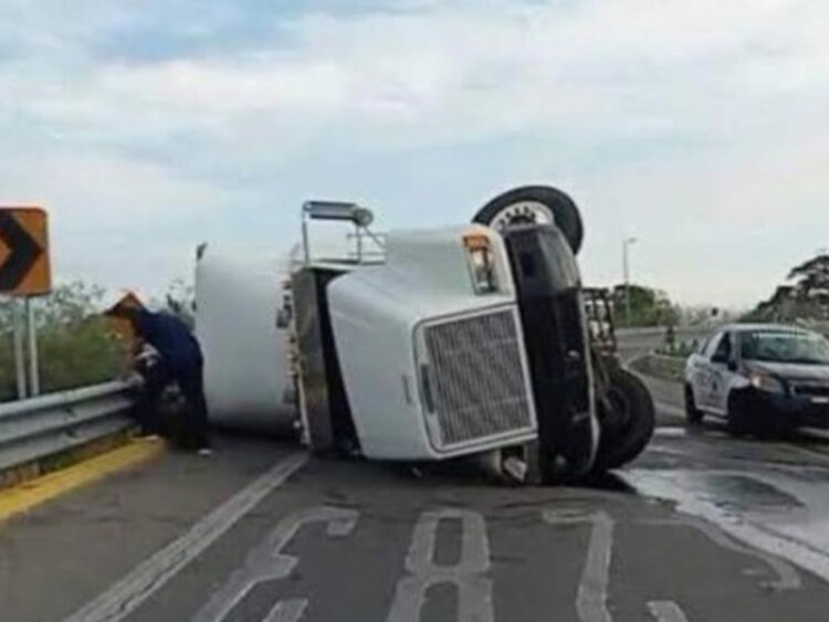 Rachas de viento, similares a las de un huracán, vuelcan tráileres en Oaxaca