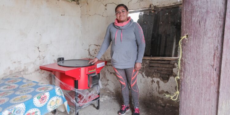 Dota DIF Tamaulipas a siete familias de San Carlos de estufas ecológicas