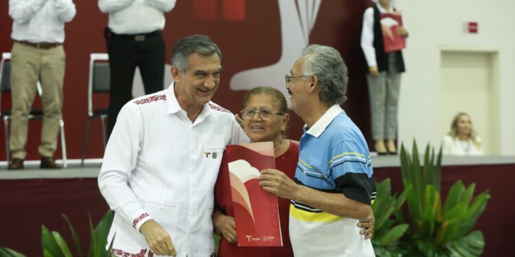 Entrega gobernador escrituras a 1,500 familias