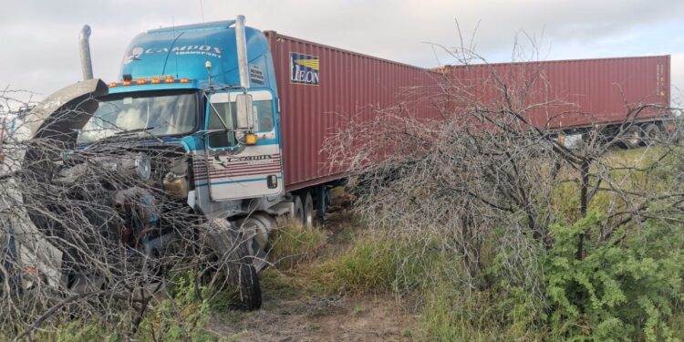 Muerte en la carretera: trailer choca contra camioneta