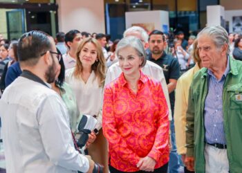 Inaugura María de Villarreal la exposición fotográfica “Cien imágenes”