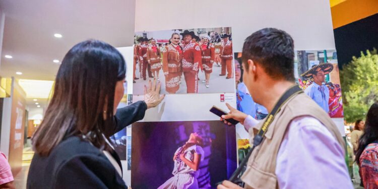 Inaugura María de Villarreal la exposición fotográfica “Cien imágenes”