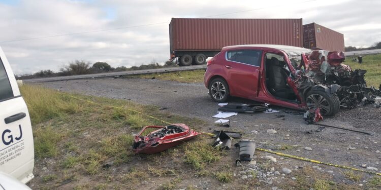 Muerte en la carretera: trailer choca contra camioneta