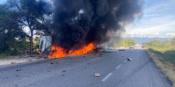 Mueren calcinados al chocar camioneta con tráiler
