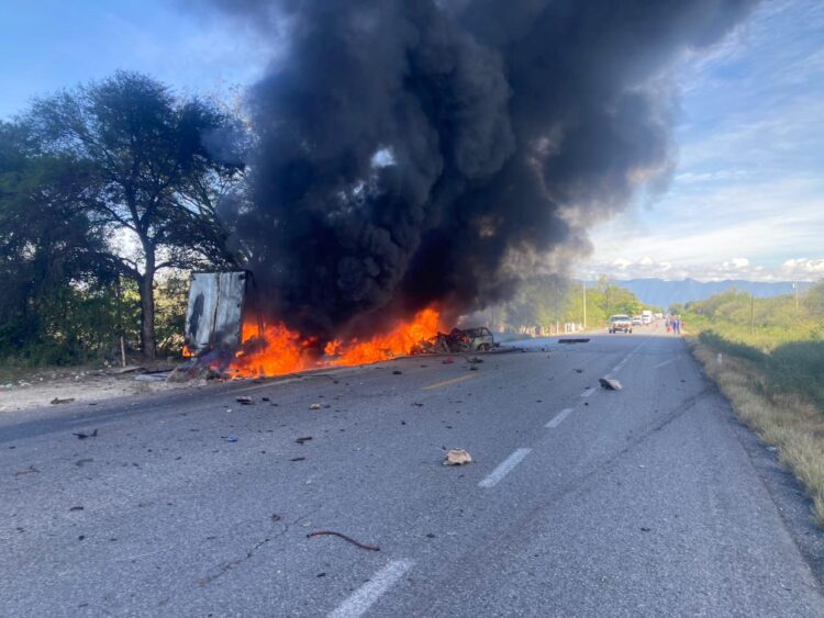 Mueren calcinados al chocar camioneta con tráiler
