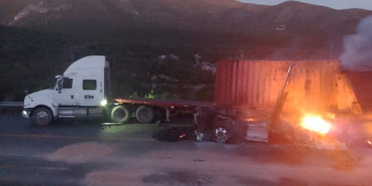 Se incendian dos tráileres en la carretera Victoria-San Luis Potosí