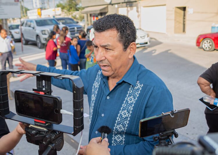 Gestionará Mario López, recursos para reparar drenaje sanitario en Matamoros