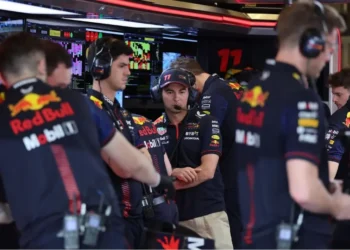 Checo Pérez se familiariza con las actualizaciones del reglamento de la F1 para 2024