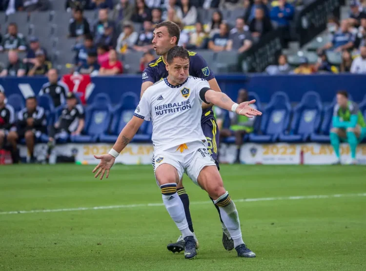 ‘Chicharito’ negocia un posible regreso a Chivas con condiciones especiales