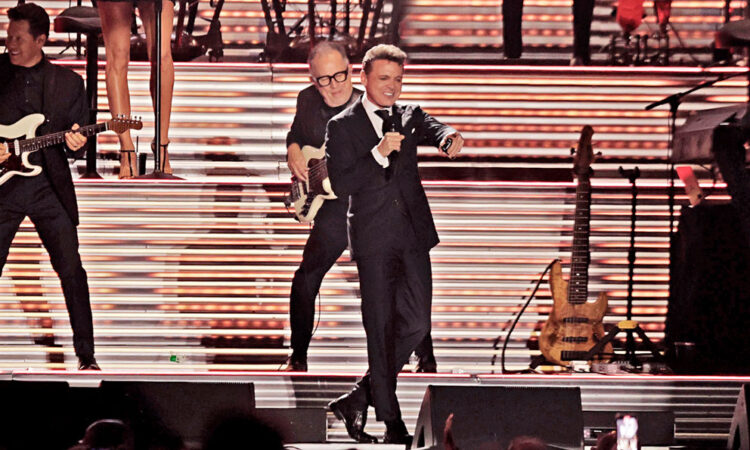 Luis Miguel deslumbra a regios en el inicio de su gira por México