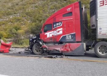 Chofer se lesiona al estrellar su tráiler