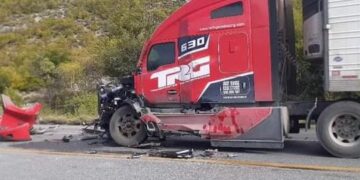 Chofer se lesiona al estrellar su tráiler